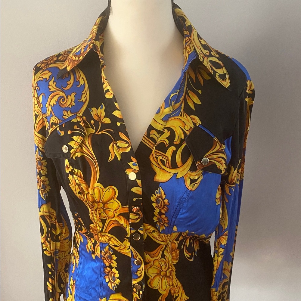 Cache size small silk and spandex long sleeve snap closure top - Picture 2 of 10